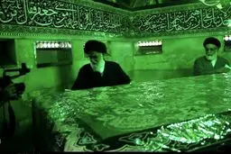 تصویری دیدنی از غبارروبی ضریح حضرت معصومه توسط آیت‌الله شاهرودی/ عکس