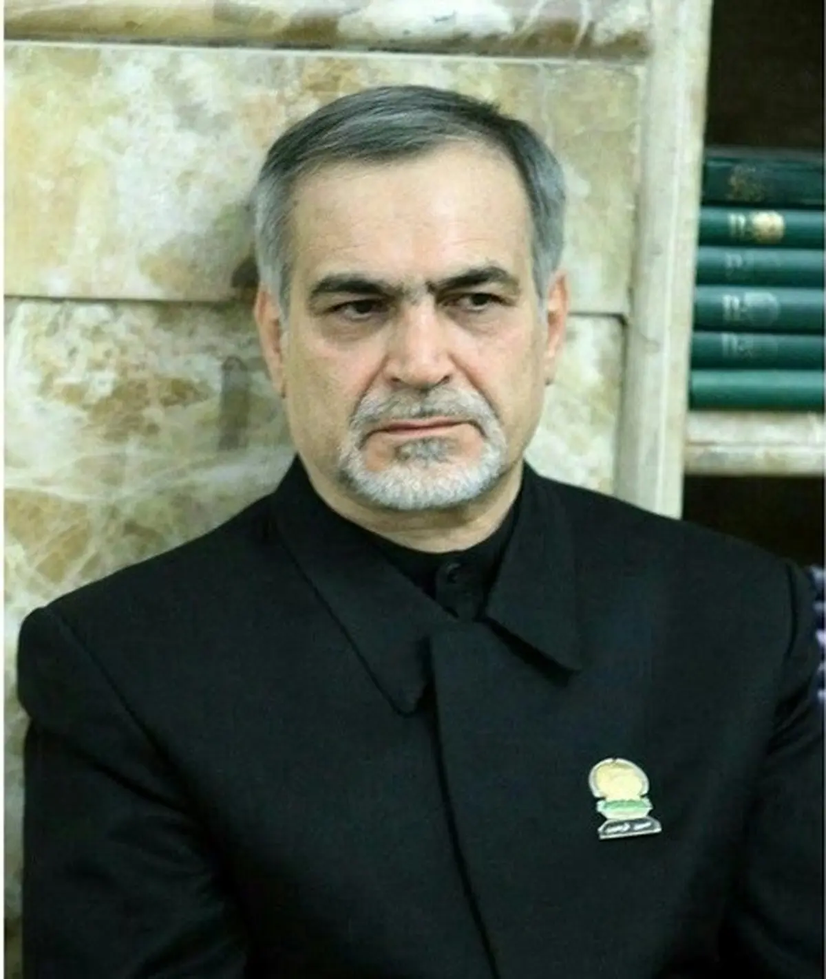 حکم خادمی "حسین فریدون" در حرم امام رضا(ع) تعلیق شد