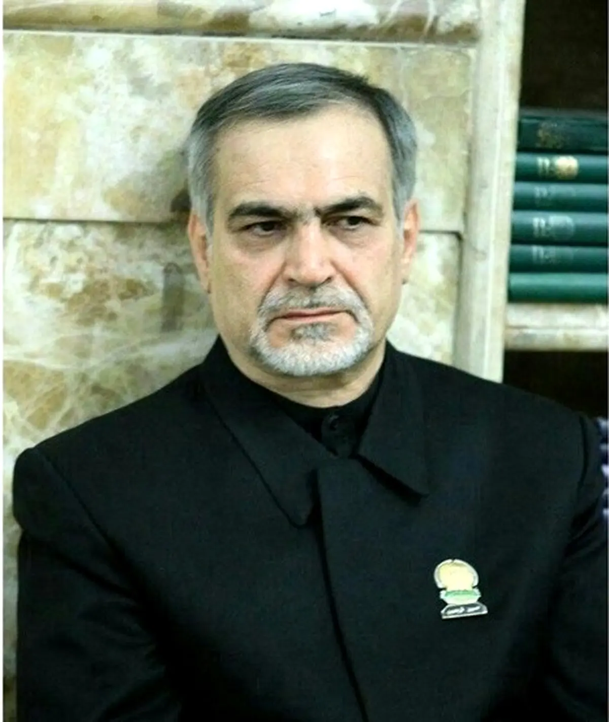 حکم خادمی "حسین فریدون" در حرم امام رضا(ع) تعلیق شد