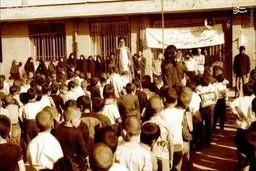 نواختن زنگ مدرسه توسط رهبر انقلاب در سال 1365/تصاویر