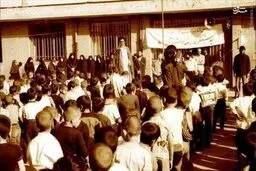 نواختن زنگ مدرسه توسط رهبر انقلاب در سال 1365/تصاویر