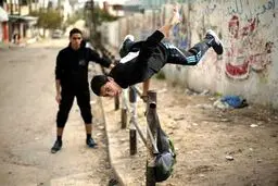 پارکور بازی نوجوان در میان ویرانه‌های غزه/ تصاویر
