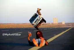 سلفی در عربستان سعودی با خودرویی که روی دو چرخ حرکت می کند/عکس