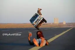 سلفی در عربستان سعودی با خودرویی که روی دو چرخ حرکت می کند/عکس