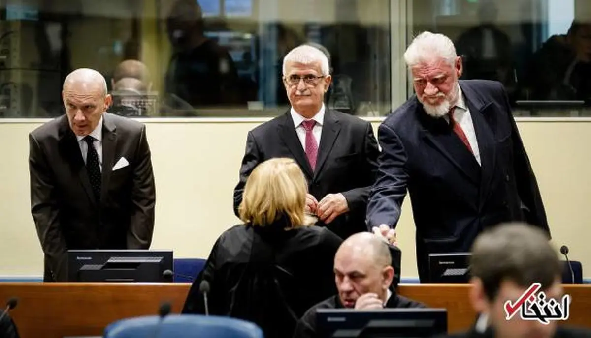 متهم جنایت جنگی در دادگاه لیوان حاوی زهر سرکشید/تصاویر