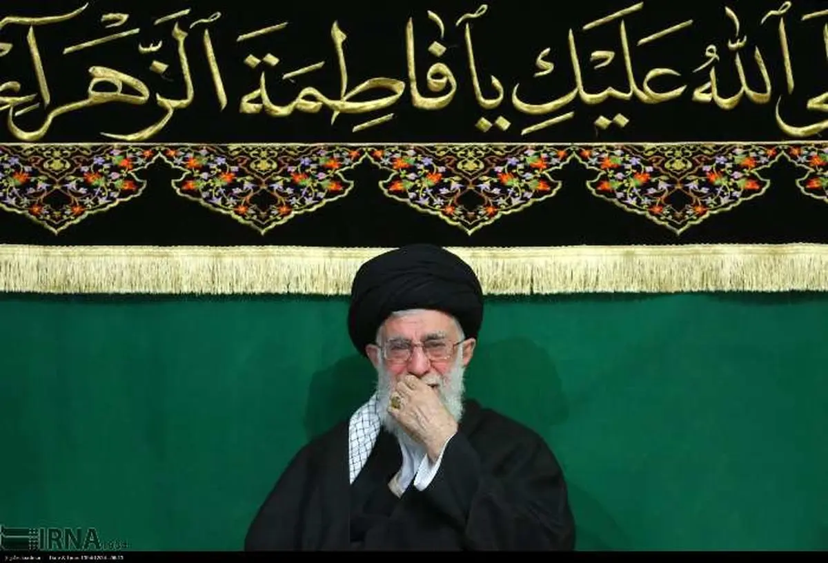 اشک‌های رهبری در مراسم عزادری/ عکس