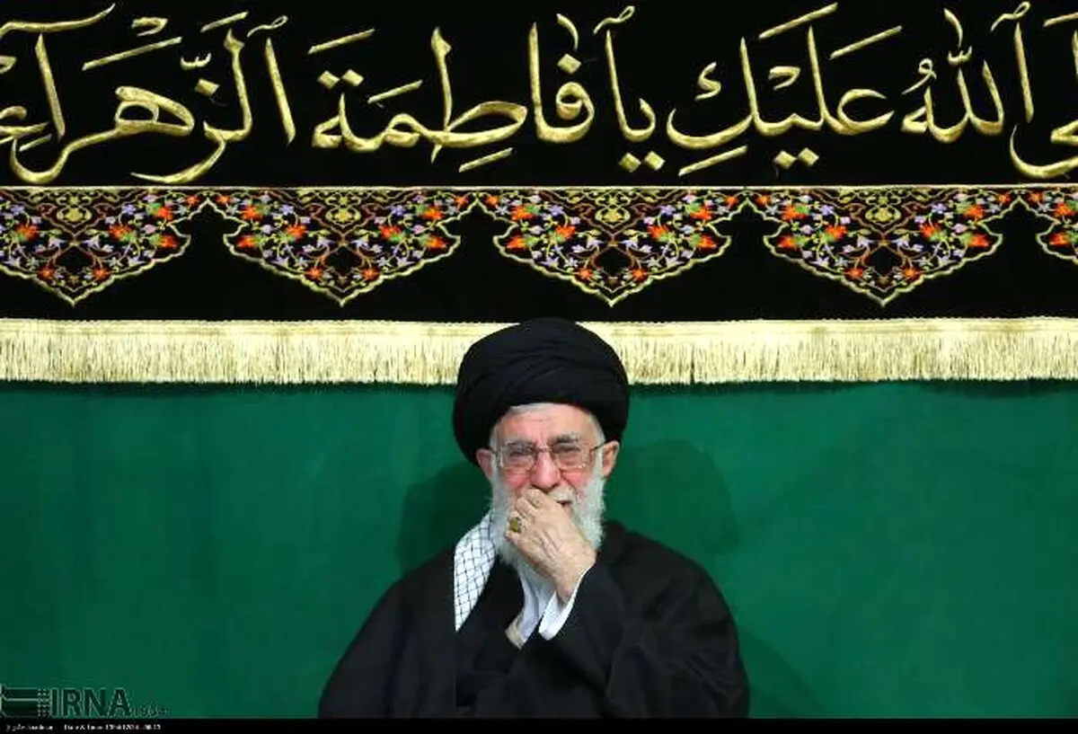 اشک‌های رهبری در مراسم عزادری/ عکس