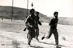 چند سکانس تصویری از تفنگداری که پای ناوهای ایران را به آب‌های دور باز کرد