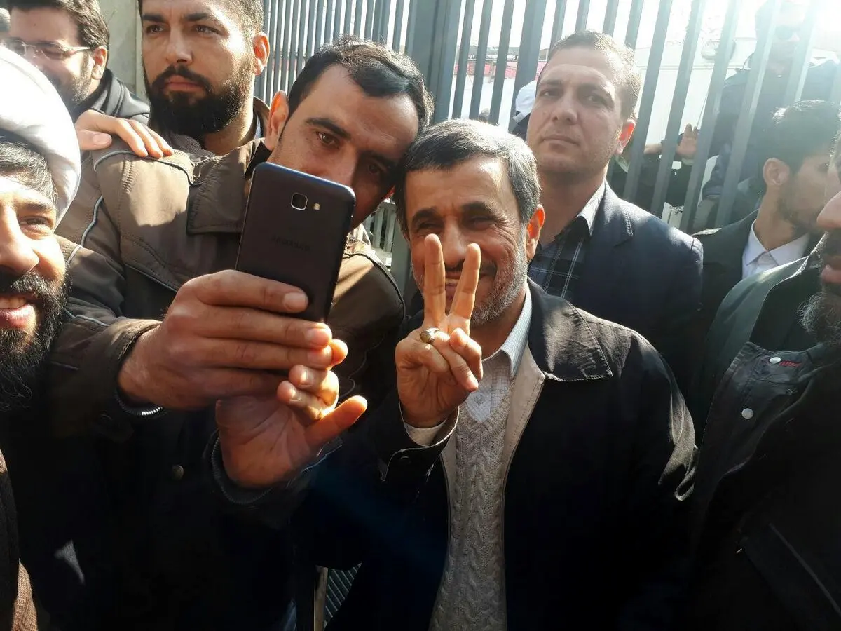 تصویری خاص از احمدی‎نژاد در حاشیه راهپیمایی ۲۲ بهمن