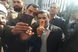 تصویری خاص از احمدی‎نژاد در حاشیه راهپیمایی ۲۲ بهمن