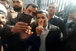 تصویری خاص از احمدی‎نژاد در حاشیه راهپیمایی ۲۲ بهمن