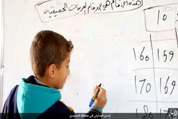 تدریس به سبک تروریست‌های داعشی /عکس