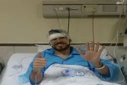 کری‌خوانی از روی تخت بیمارستان/عکس