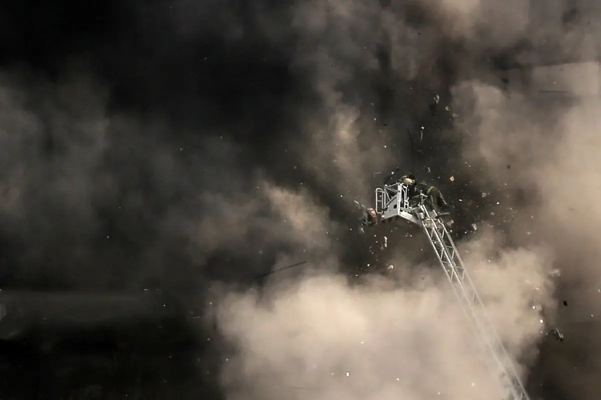 عکس | ریزش پلاسکو و تلاش یک آتش‌نشان برای مهار حریق