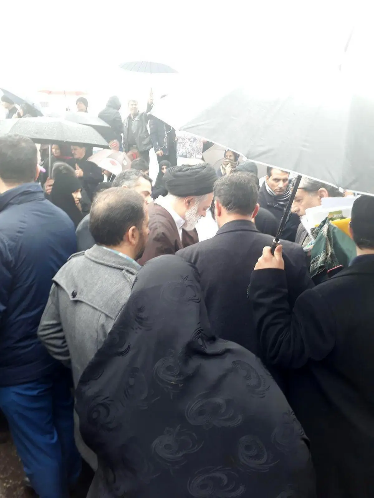 فرزند ارشد مقام معظم رهبری در حال گرفتن نامه های مردم در میدان انقلاب / عکس