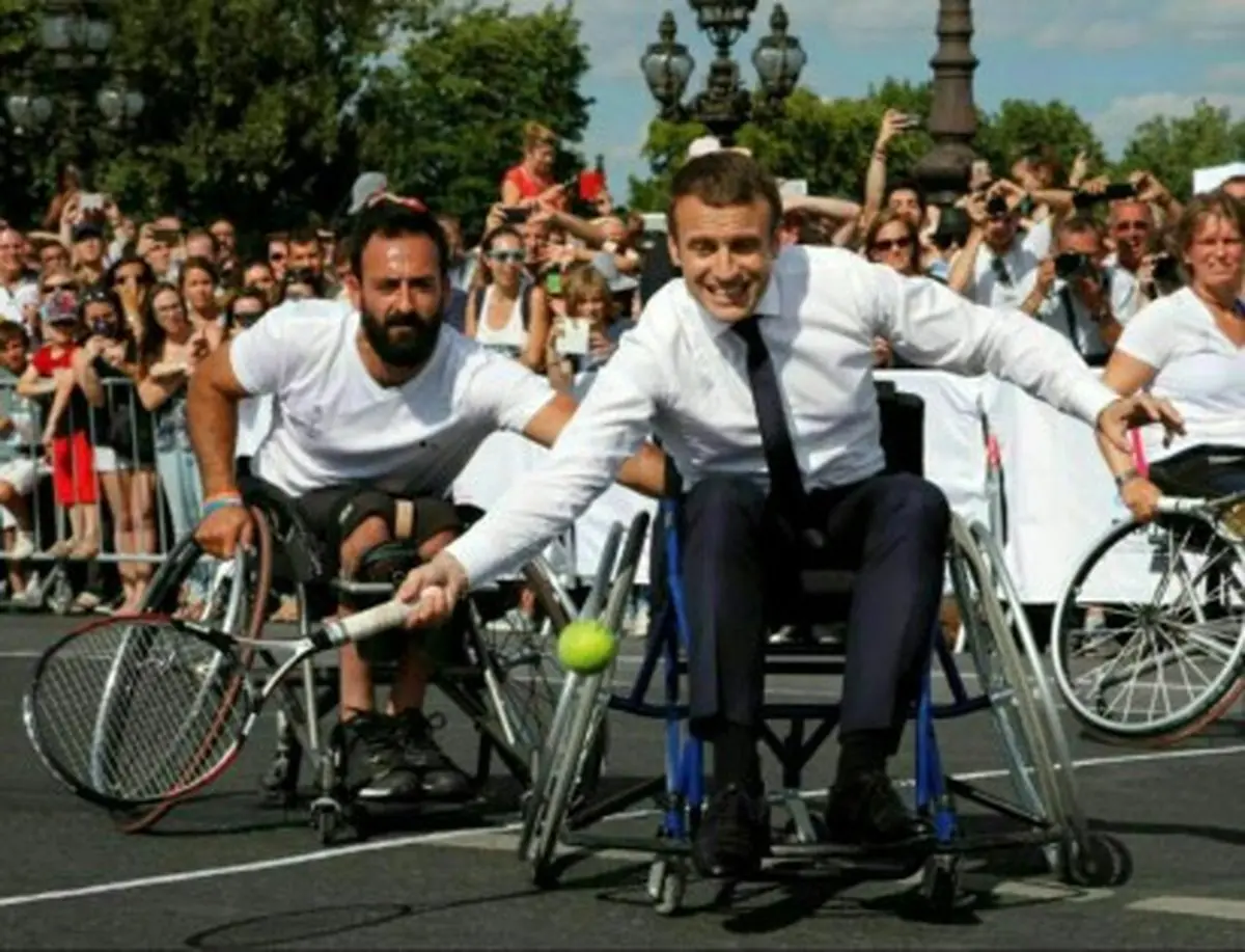 رییس جمهور فرانسه در حال بازی تنیس روی ویلچر/ عکس