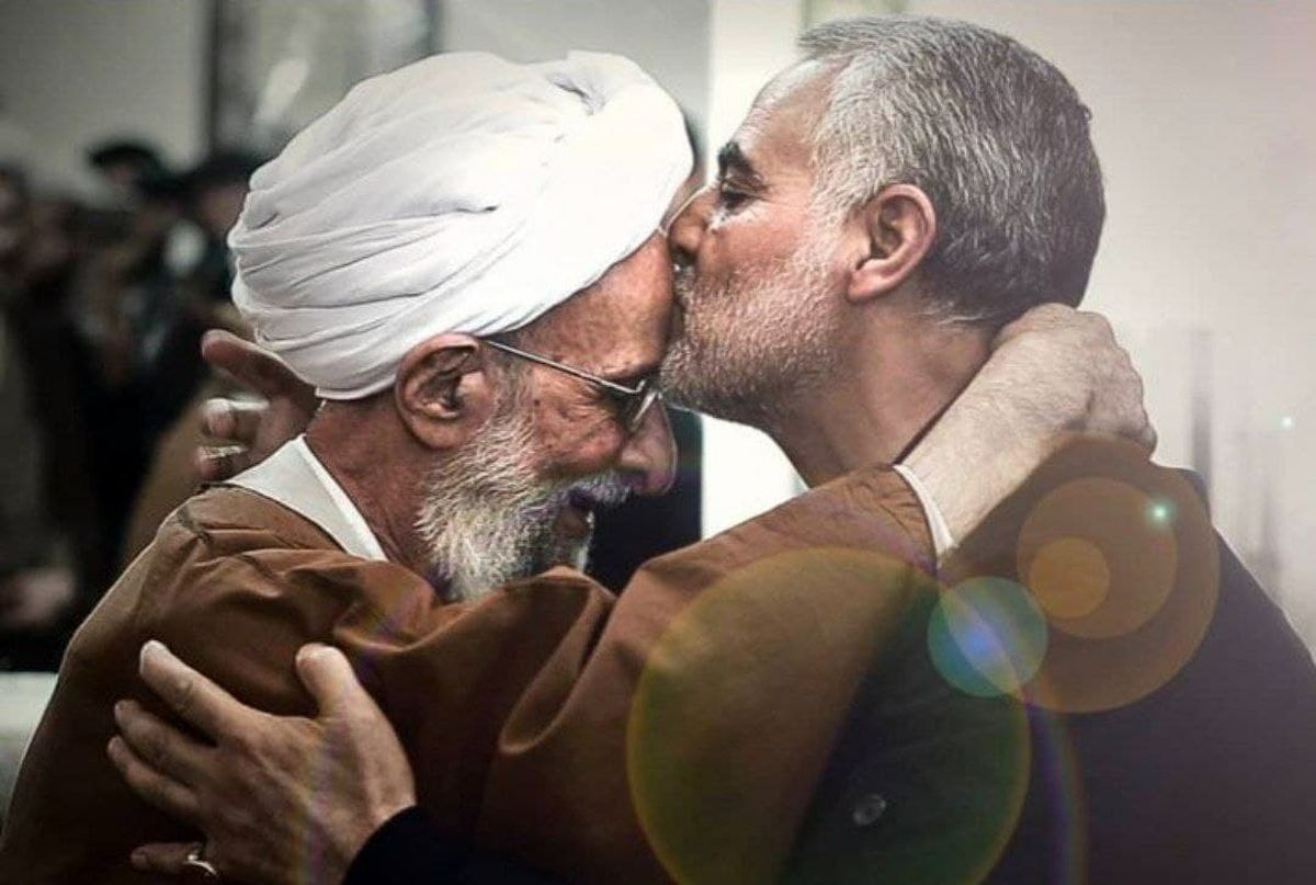 تصویری تکرارنشدنی از بوسه سردار سلیمانی بر پیشانی آیتالله مصباحیزدی