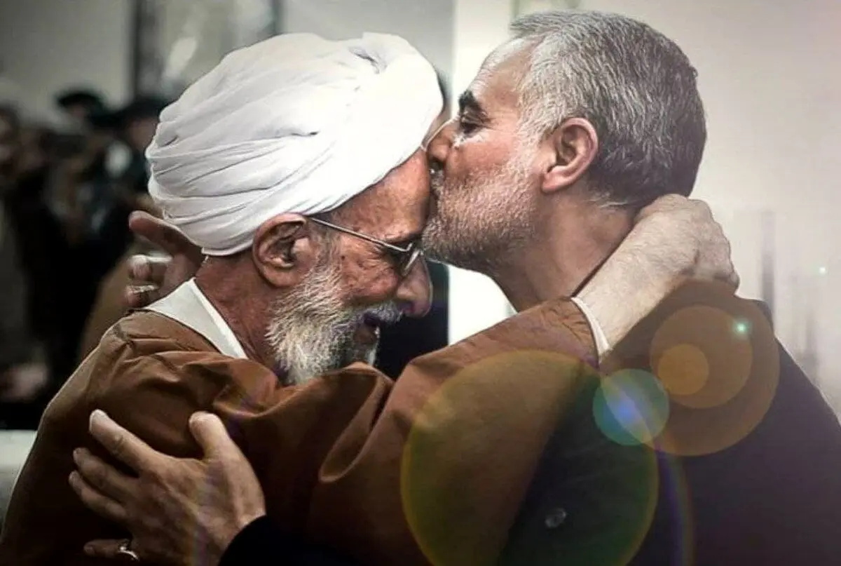 تصویری تکرارنشدنی از بوسه سردار سلیمانی بر پیشانی آیت‌الله مصباح‌یزدی
