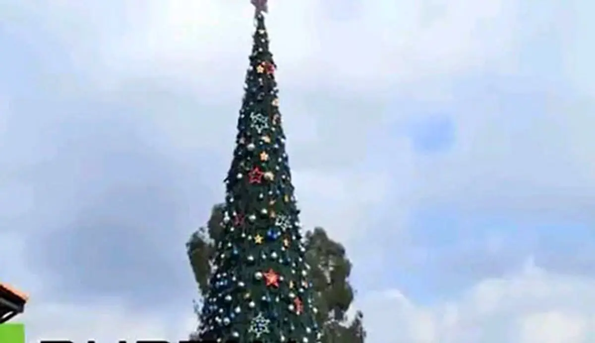 درخت کریسمس 12 متری در پایگاه هوایی روسها در لاذقیه + عکس