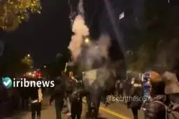 فیلم:پرتاب مواد آتش زا از سوی معترضان در واشنگتن