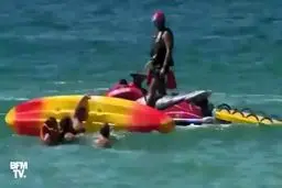 حرکت شگفت انگیز رئیس جمهور پرتغال کنار ساحل + ویدئو