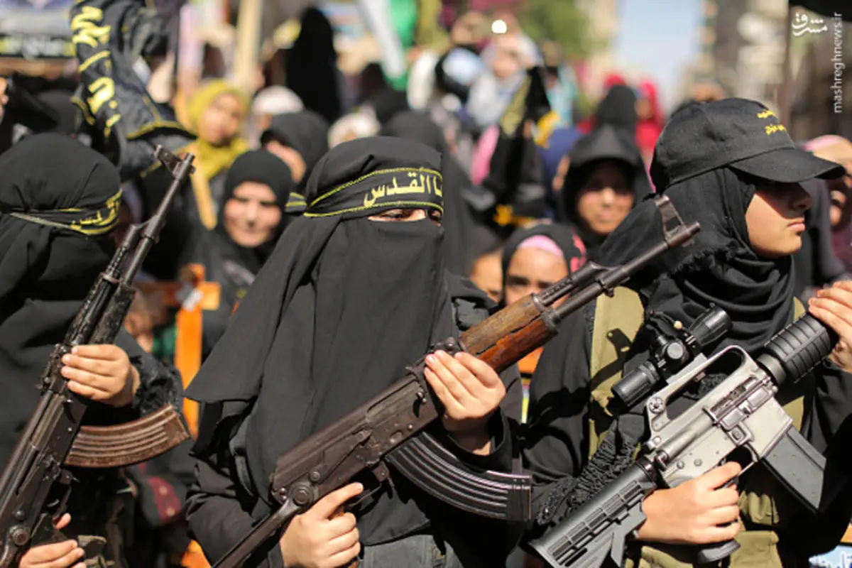 رژه دختران مسلح فلسطینی در سالروز انتفاضه/عکس
