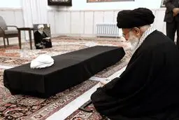 رهبری در کنار پیکر واعظ طبسی شب قبل از تشییع/ عکس