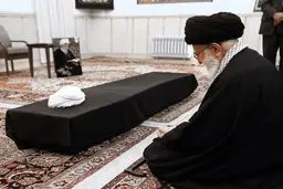 رهبری در کنار پیکر واعظ طبسی شب قبل از تشییع/ عکس