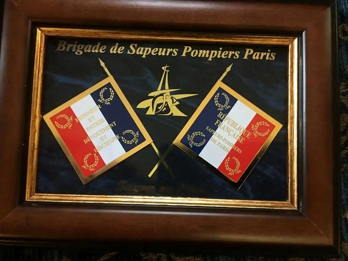 فرمانده آتش‌نشانان پاریس به قهرمانان پلاسکو ادای احترام کرد +عکس