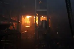 فیلم هولناک از آتش‌سوزی در کارخانه موتور مبارکه / ۱۰ نفر مصدوم شدند