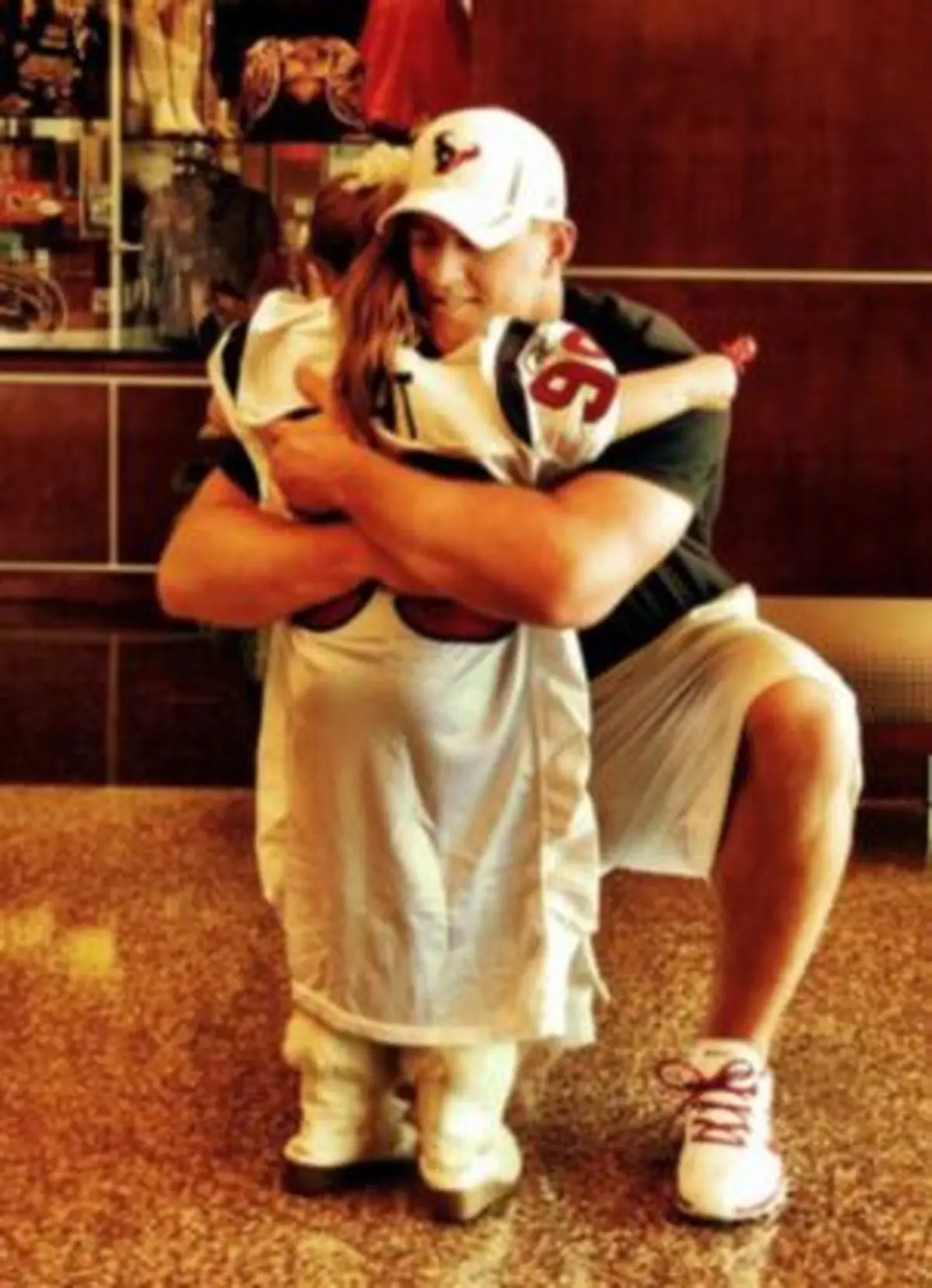 بازیکن سرشناس با پیشنهاد ازدواجش دختر هوادار را سورپرایز کرد +تصاویر