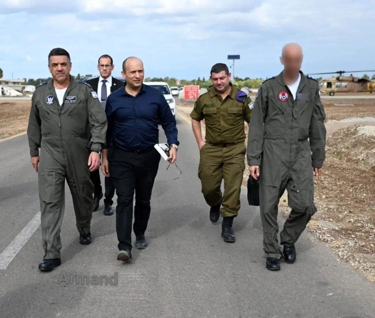 عکس / کتاب امام خمینی در دستان وزیر جنگ رژیم صهیونیستی