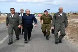 عکس / کتاب امام خمینی در دستان وزیر جنگ رژیم صهیونیستی