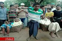 مسلمان روهینگیایی این گونه پدر و مادرش را بیش از ۱۶۰ کیلومتر حمل می‌کند/عکس