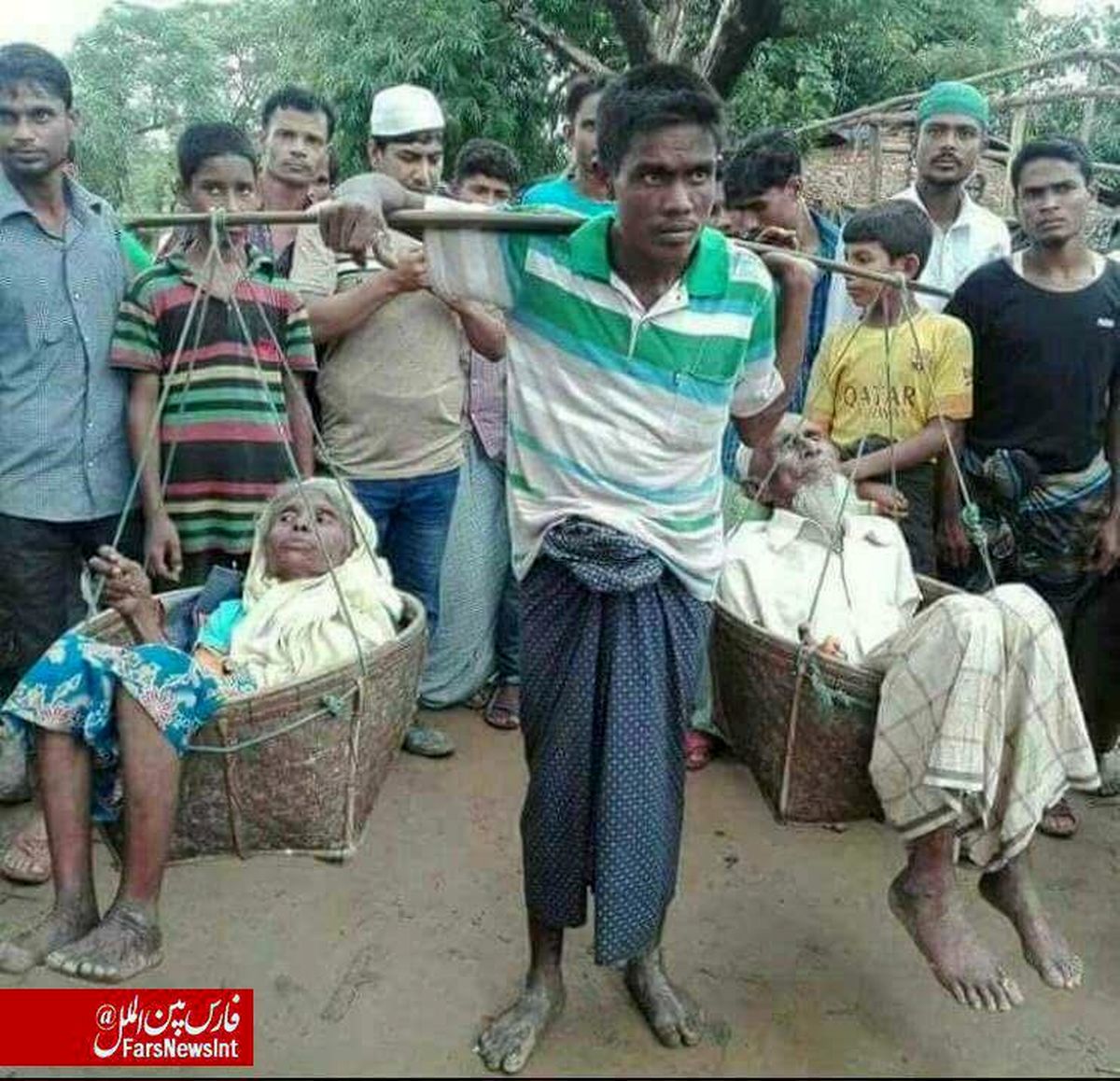 مسلمان روهینگیایی این گونه پدر و مادرش را بیش از ۱۶۰ کیلومتر حمل میکند/عکس