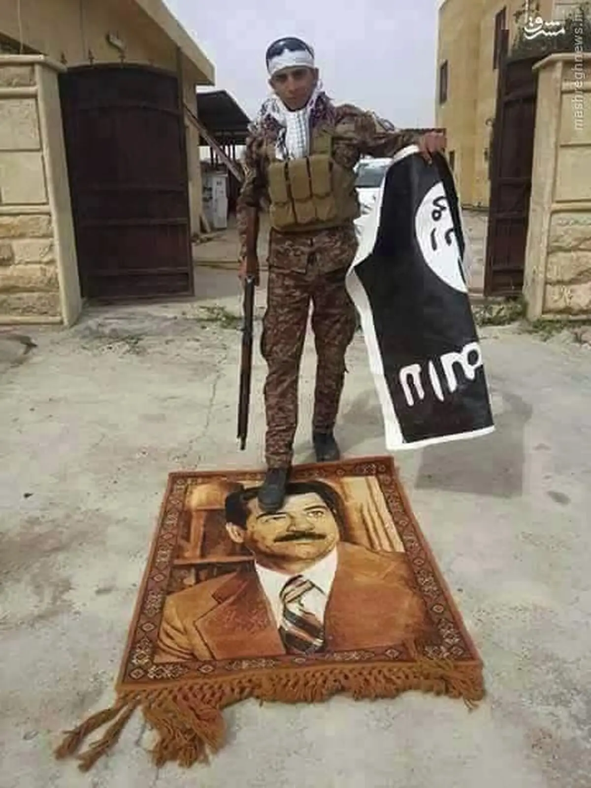 تابلو فرش صدام در مقر داعشی‌ها/ عکس