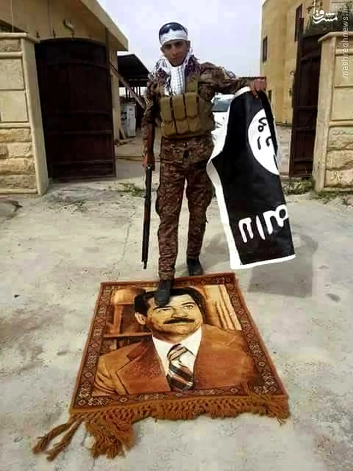 تابلو فرش صدام در مقر داعشی‌ها/ عکس