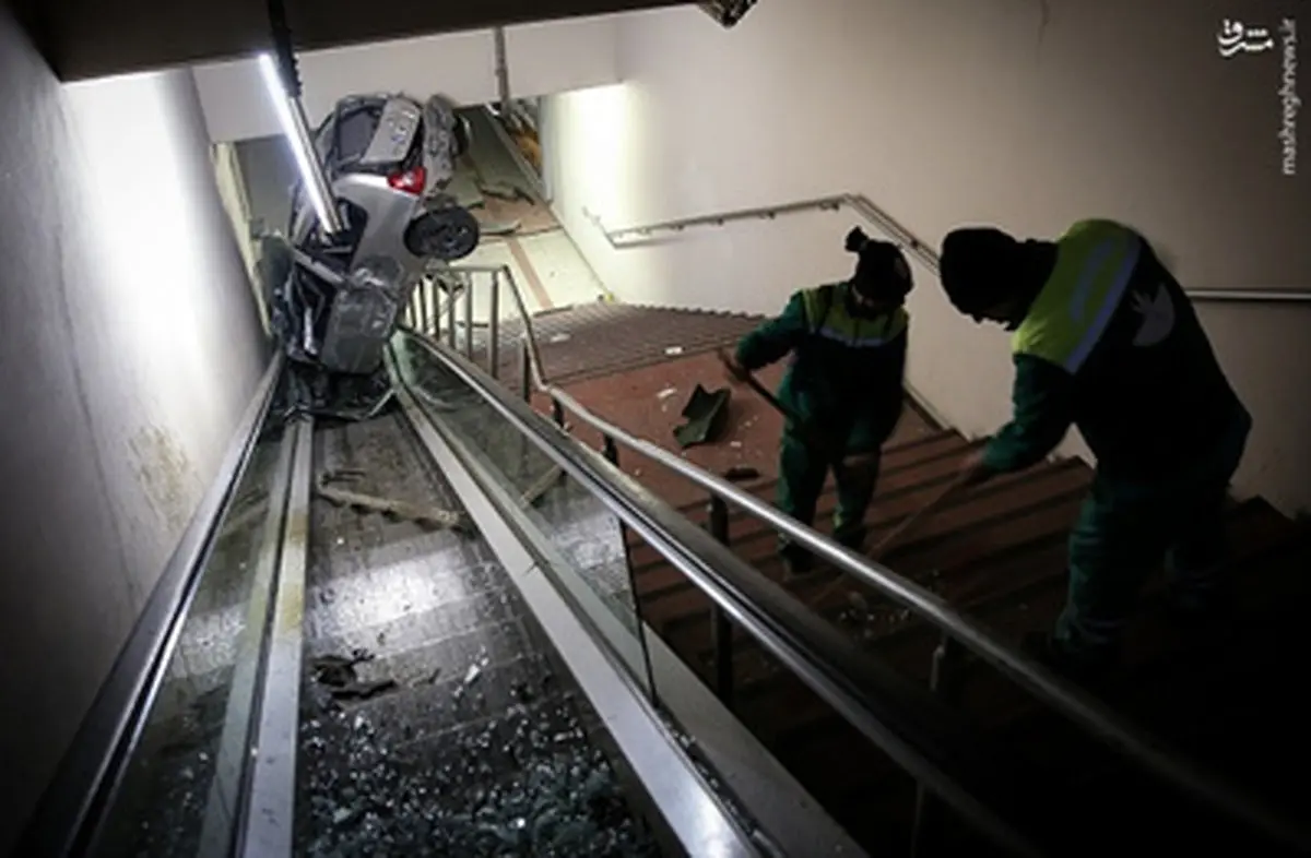 ورود یک خودرو به داخل مترو/تصاویر