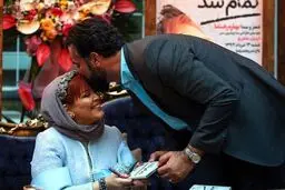 بوسه عاشقانه بر پیشونی بهاره رهنما توسط همسرش/عکس