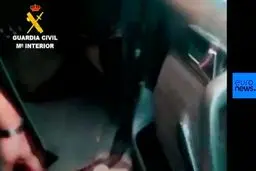 ببینید: پنهان شدن یک مهاجر در پشت داشبورد خودرو