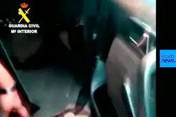 ببینید: پنهان شدن یک مهاجر در پشت داشبورد خودرو