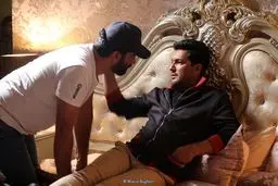 پوزیشن خاص حامد بهداد در مقابل آقای کارگردان + عکس