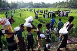 تصویری از پخش کمکهای ایران در میان مسلمانان میانمار