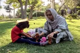 شبنم قلی خانی با دخترش روی چمن‌ها+عکس