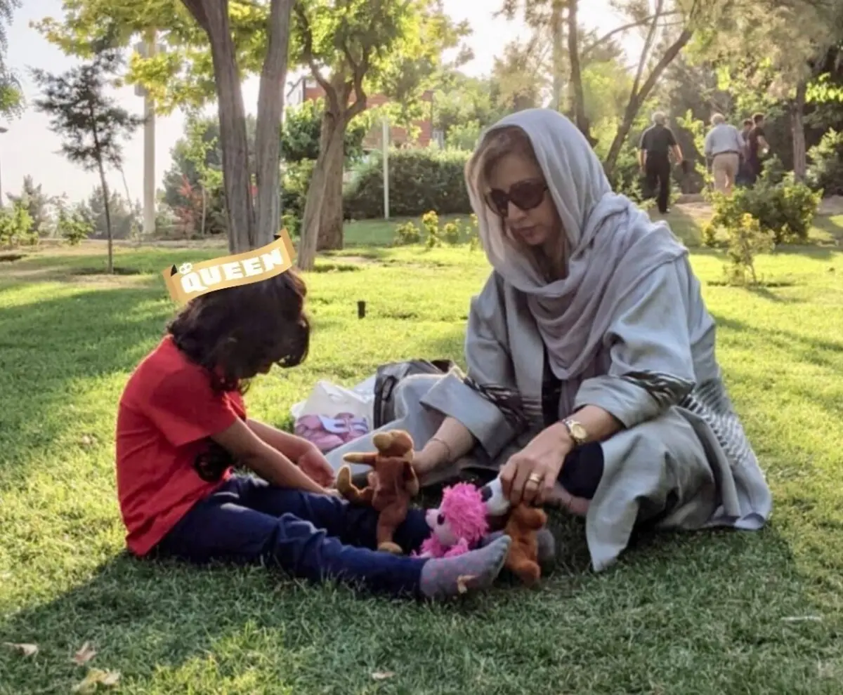 شبنم قلی خانی با دخترش روی چمن‌ها+عکس