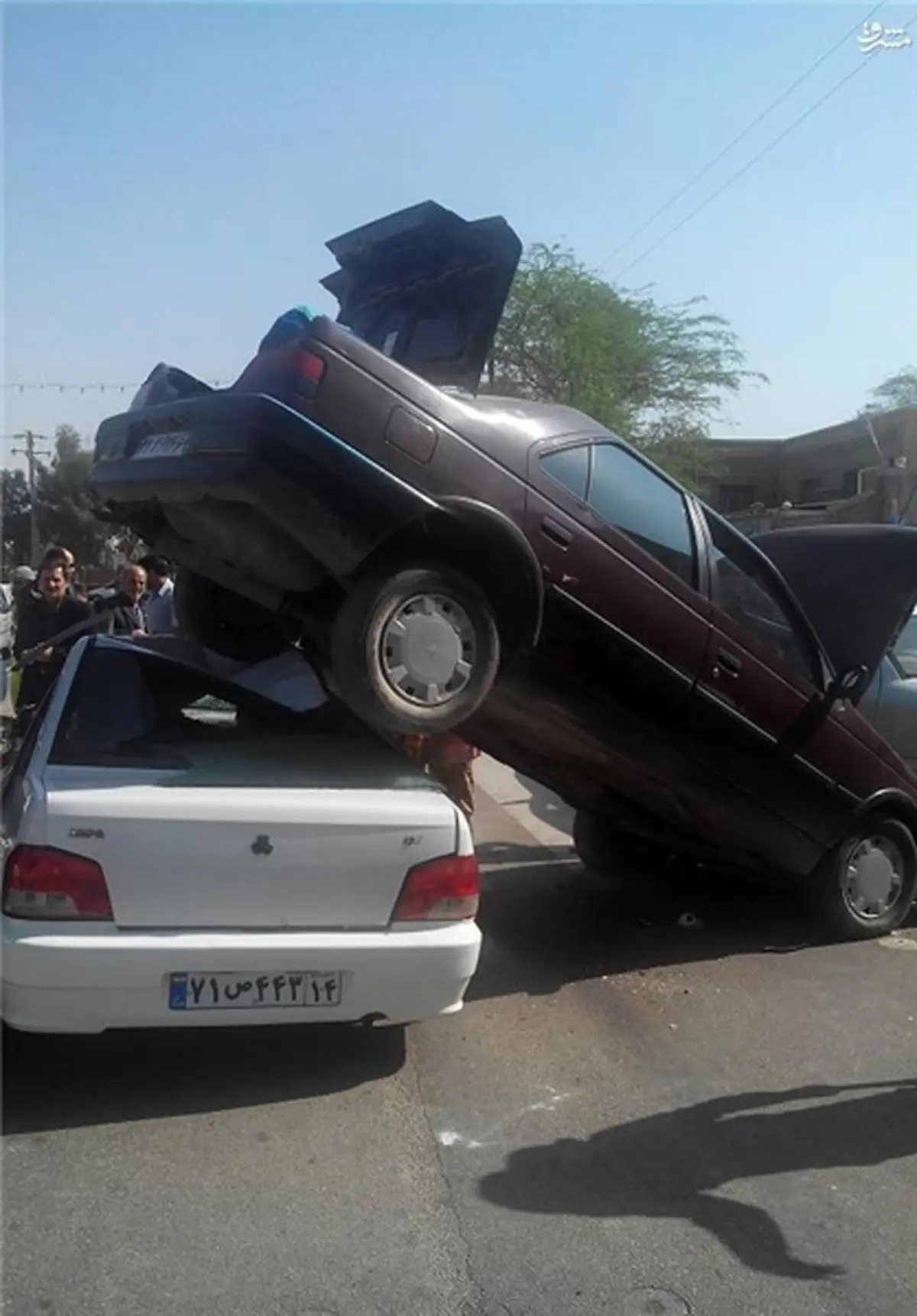 تصادف عجیب پژو با پراید/عکس