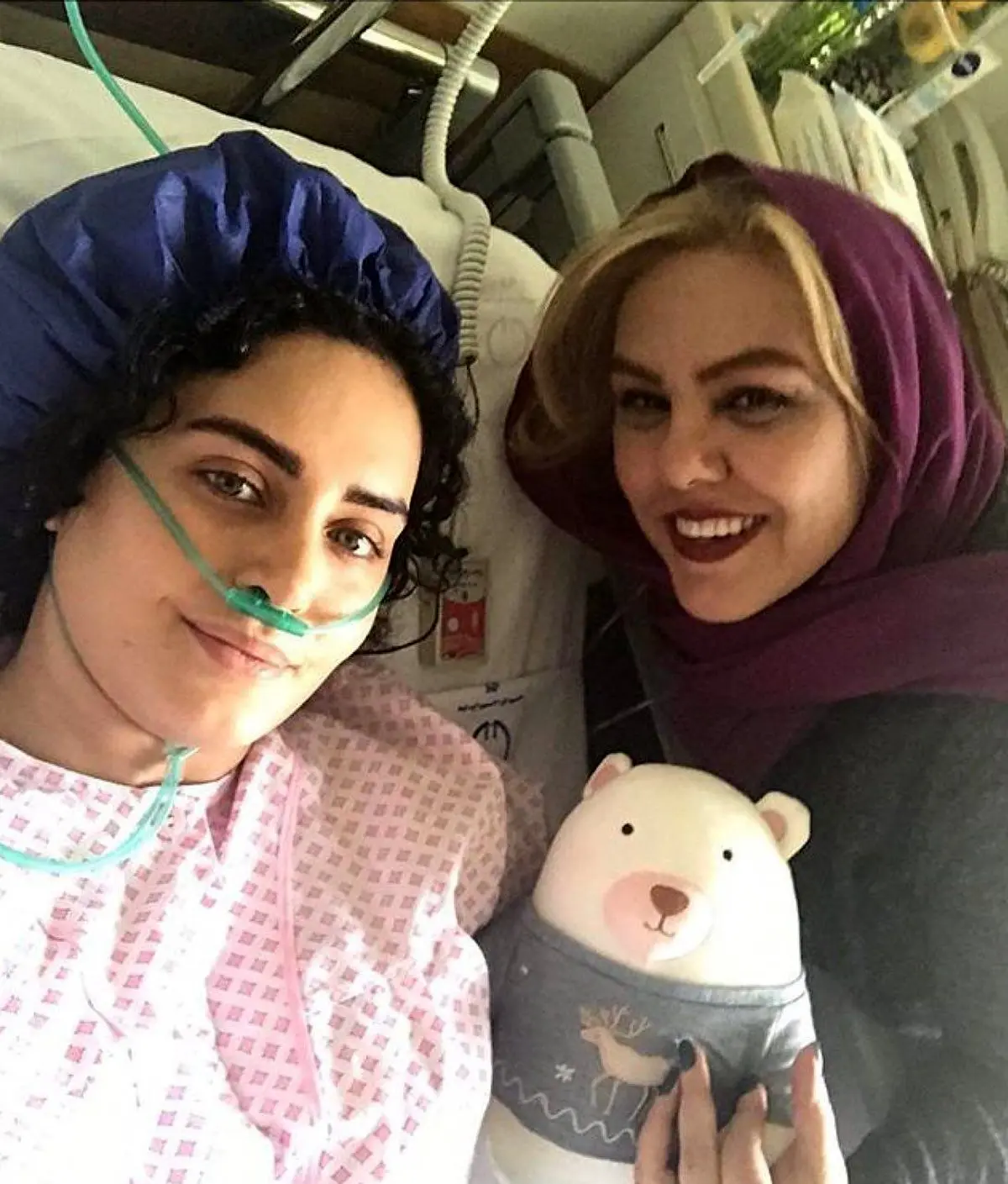 الناز شاکردوست و عروسکش روی تخت بیمارستان/عکس