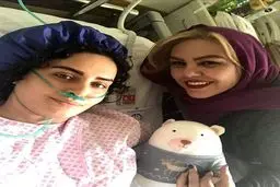الناز شاکردوست و عروسکش روی تخت بیمارستان/عکس