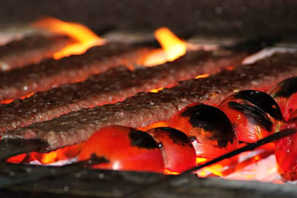 غذاهای کبابی سوخته و مایعات داغ در بروز سرطان موثر است