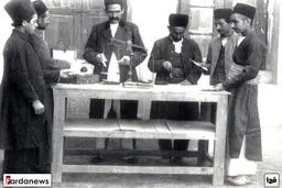 کارمندان اداره پست زمان قاجار/عکس